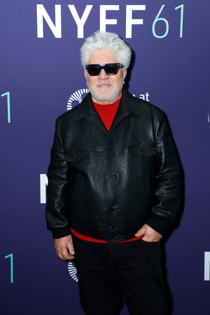 Pedro Almodóvar posando.