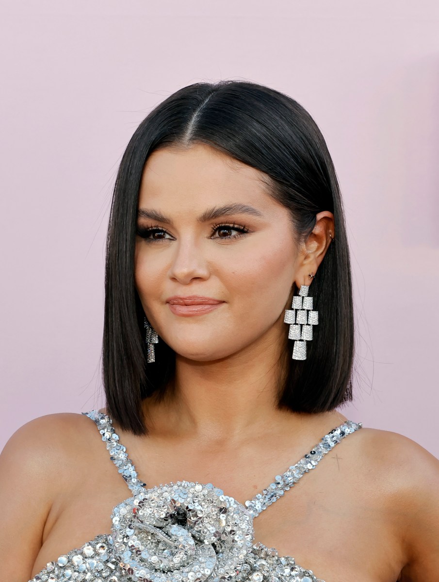 Selena Gómez posando en una alfombra roja.