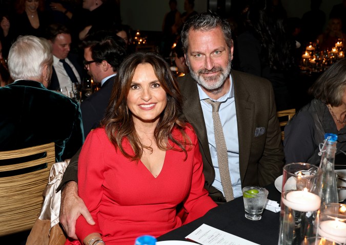 Mariska Hargitay y Peter Hemann posando en un evento.