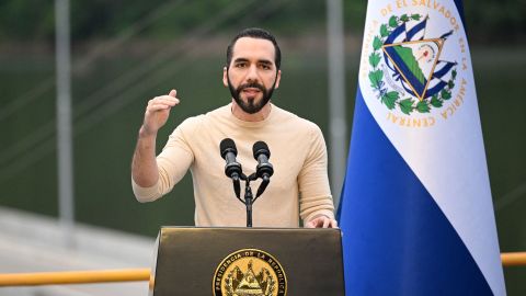 “No es soplar y hacer botellas”: Nayib Bukele tras los hechos violentos en Ecuador con bandas armadas