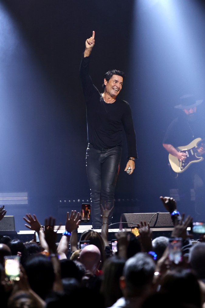 Chayanne actuando en un show en vivo.
