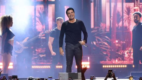 Chayanne actuando en un show en vivo.