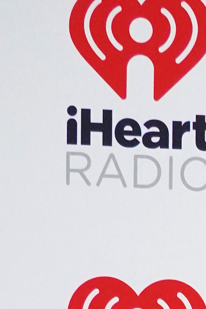 Chayanne posando en una alfombra roja.