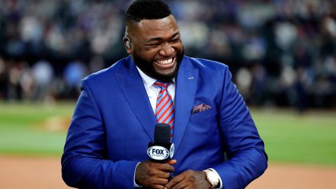 David Ortiz ríe durante la previa del inicio de la Serie Mundial 2023 entre Arizona Diamondbacks y Texas Rangers.