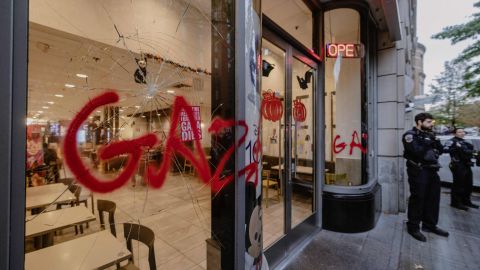 "Gaza" escrito con spray en una ventana rota de McDonald's durante una manifestación de solidaridad con los palestinos.