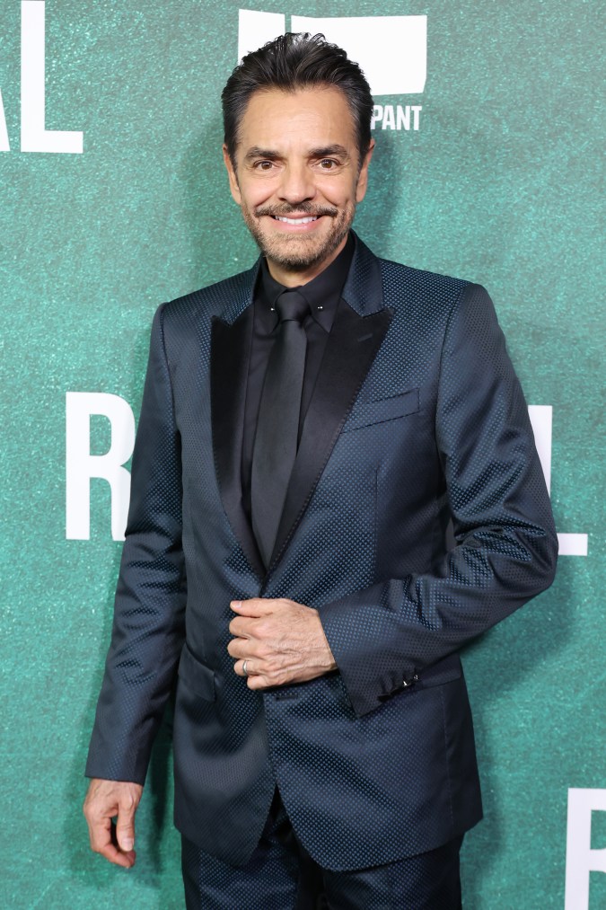 Eugenio Derbez posando en una alfombra roja.