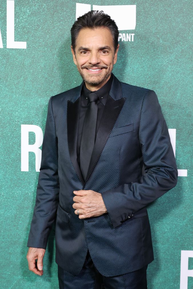 Eugenio Derbez posando en una alfombra roja.