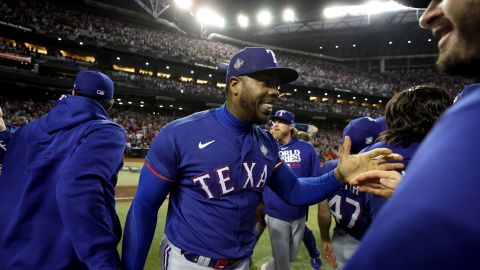 Aroldis Chapman celebra luego de haber conquistado la Serie Mundial con Texas Rangers en 2023.