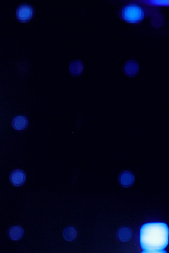 Elton John actuando en un show en vivo.