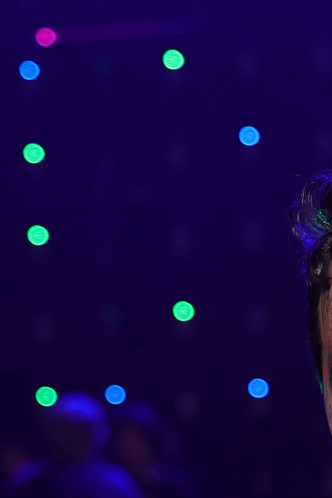 Christian Nodal actuando en un show.