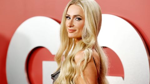 Paris Hilton posando en una alfombra roja.