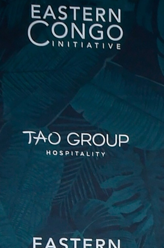 Jennifer López posando en una alfombra roja.