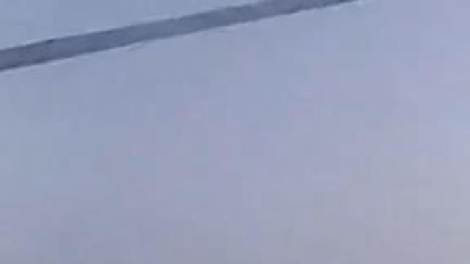 Miembros del movimiento hutí en Yemen publicó imágenes y fotografías de la guardia costera dirigida por los hutíes tomando el control del Galaxy Leader Vessel, vinculado a Israel, en el Mar Rojo, que tenía 52 personas a bordo. (Foto del Movimiento Houthi a través de Getty Images)