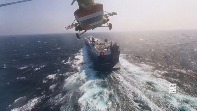 Miembros del movimiento hutí en Yemen publicó imágenes y fotografías de la guardia costera dirigida por los hutíes tomando el control del Galaxy Leader Vessel, vinculado a Israel, en el Mar Rojo, que tenía 52 personas a bordo. (Foto del Movimiento Houthi a través de Getty Images)