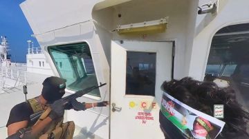 Esta captura de pantalla capturada de un video muestra la toma del Galaxy Leader Cargo por parte de combatientes hutíes de Yemen en la costa del Mar Rojo frente a Hudaydah