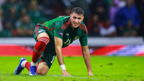 El delantero mexicano recibió el respaldo del técnico del Feyenoord por su gran desempeño en el juego.