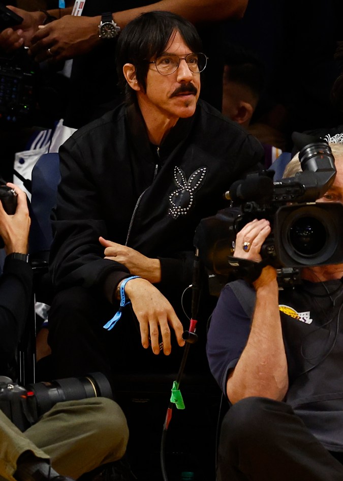 Anthony Kiedis disfrutando de un juego.