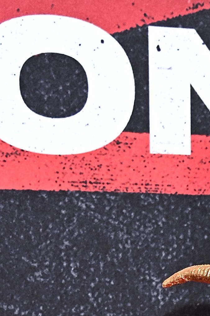 Kevin Hart posando en una alfombra roja.