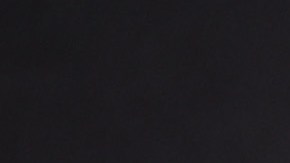 Eugenio Derbez posando en una alfombra roja.