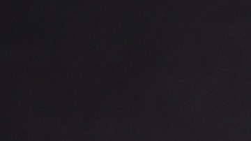 Eugenio Derbez posando en una alfombra roja.