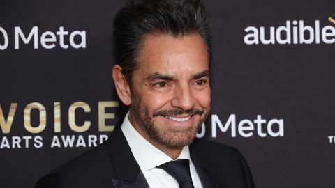 Eugenio Derbez posando en una alfombra roja.