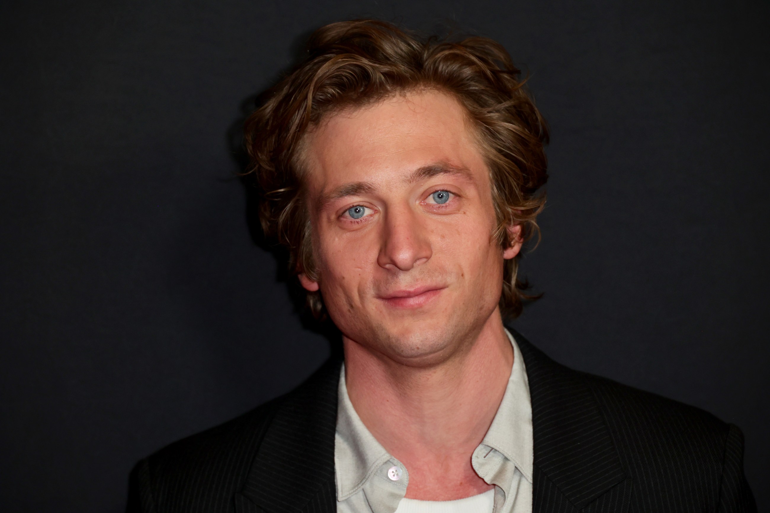 Jeremy Allen White Gets Ready for the Golden Globes