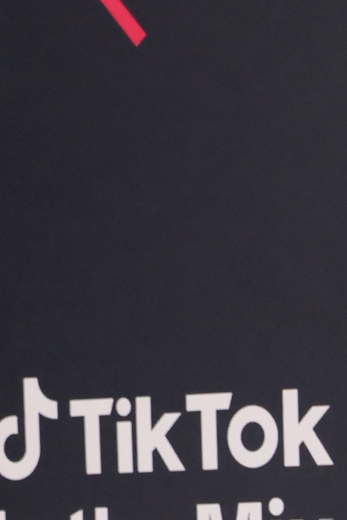 Peso Pluma posando en una alfombra roja.