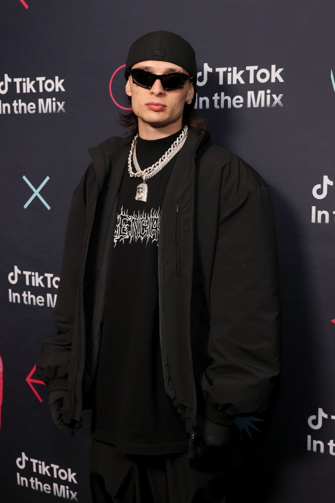 Peso Pluma posando en una alfombra roja.