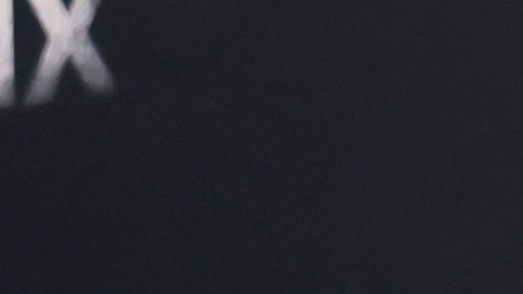 Peso Pluma posando en una alfombra roja.