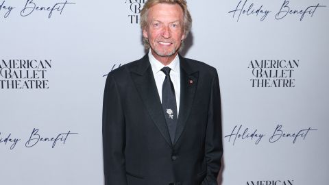 Nigel Lythgoe posando en una alfombra roja.