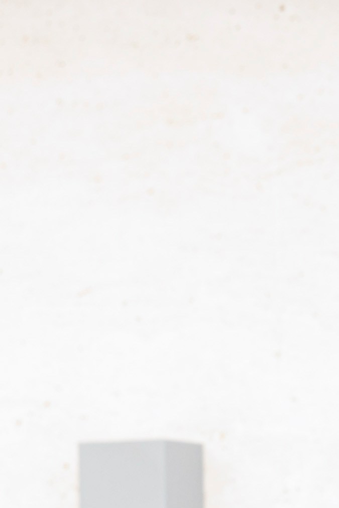 Eiza González posando en una alfombra roja.