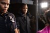 Jonathan Majors caminando durante su juicio.