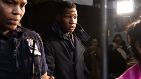 Jonathan Majors caminando durante su juicio.