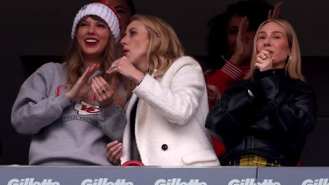 Taylor Swift disfrutando de un juego de Travis Kelce.