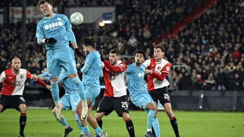 El delantero mexicano salió triunfante con el mejor gol de diciembre en su club.