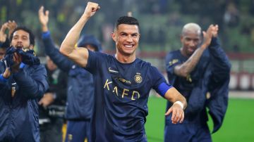 Cristiano Ronaldo celebra tras marcar su anotación número 54 del 2023, que lo proclamó como máximo goleador del mundo.