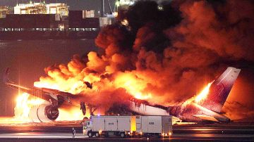 Avión de Japan Airlines incendiado en Tokio