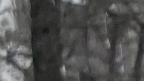 El portavoz de la fiscalía, Dmitró Chubenko, mostró el sábado a los medios restos del misil que impactó en el centro de la ciudad.