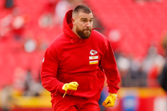 Travis Kelce participando en un juego.