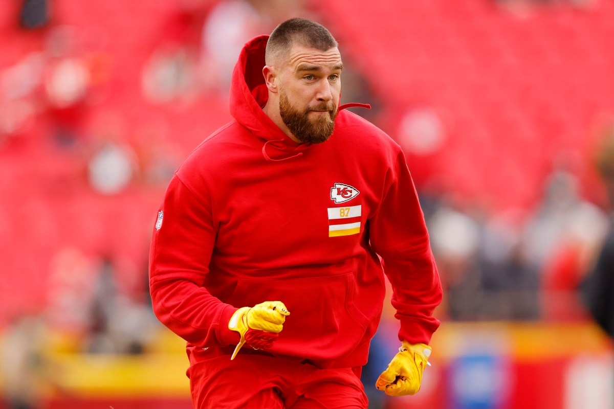 Travis Kelce participando en un juego.