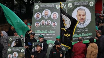 La gente lleva retratos del líder adjunto de Hamás, Saleh al-Aruri, asesinado y de otros funcionarios asesinados el 2 de enero de 2024