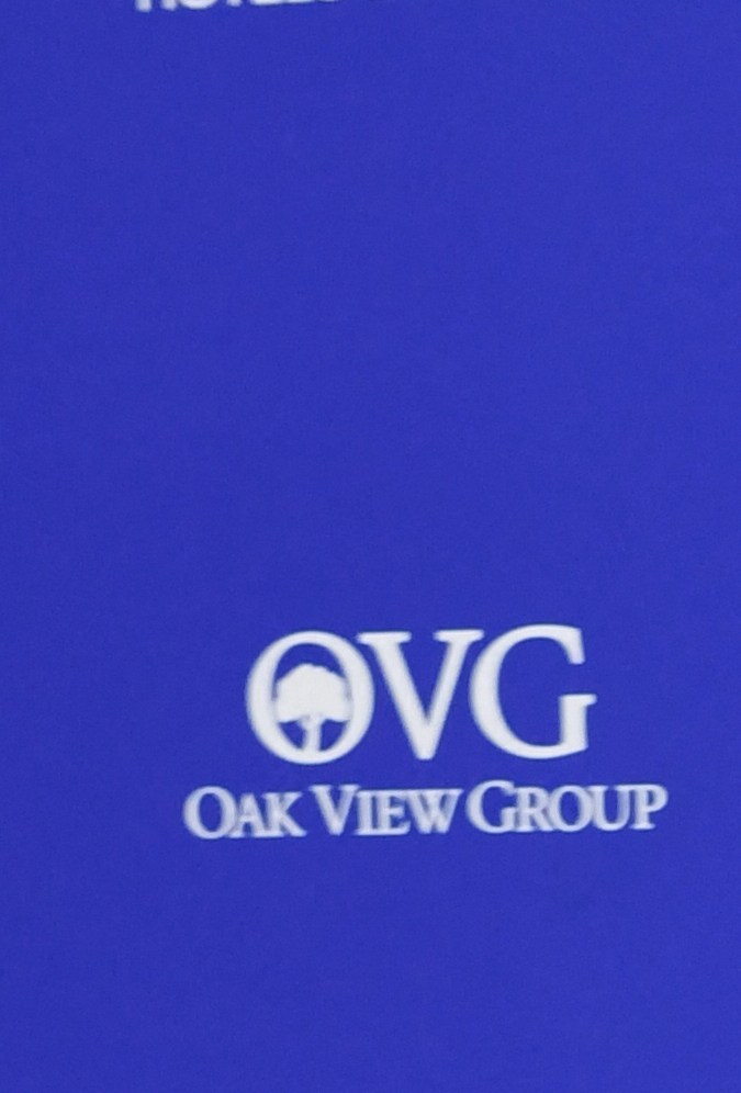 Eva Longoria posando en una alfombra roja.