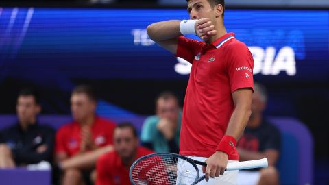 Djokovic tuvo que batallar con la lesión en la muñeca durante su enfrentamiento a de Miñaur.