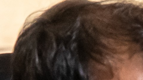 Una familia iraní está de luto junto a ataúdes envueltos con banderas iraníes durante la ceremonia fúnebre de la explosión.