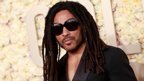 El cantante estadounidense Lenny Kravitz con buen estilo.