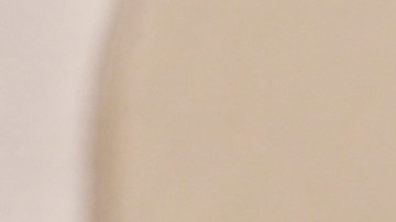 Jennifer López posando en una alfombra roja.