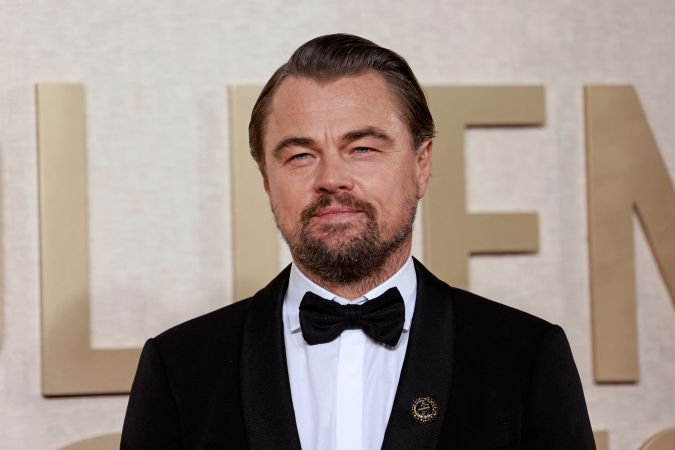 El actor estadounidense Leonardo DiCaprio llega a la 81ª edición anual de los Globos de Oro.(Foto de Michael TRAN/AFP) (Foto de MICHAEL TRAN/AFP vía Getty Images)