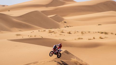 El piloto español sufrió un grave accidente en la etapa dos que lo obligó a abandonar el campeonato.