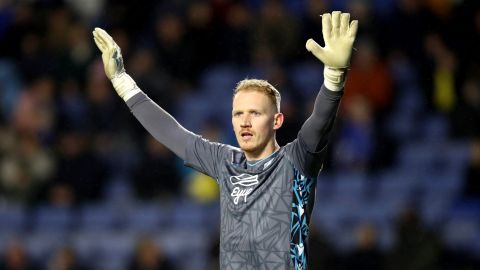 Cameron Dawson celebra tras detener el segundo penal del encuentro ante Cardiff City.