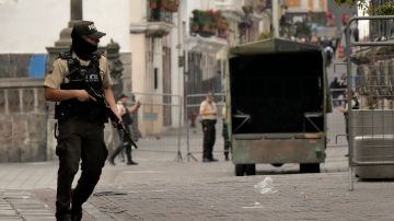 Las fuerzas de seguridad ecuatorianas patrullan el área alrededor de la plaza principal y el palacio presidencial después de que el presidente ecuatoriano Daniel Noboa declarara al país en estado de "conflicto armado interno"